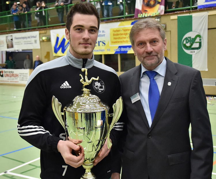 Zweiter Sieger Pokalübergabe Vadim Schmidt